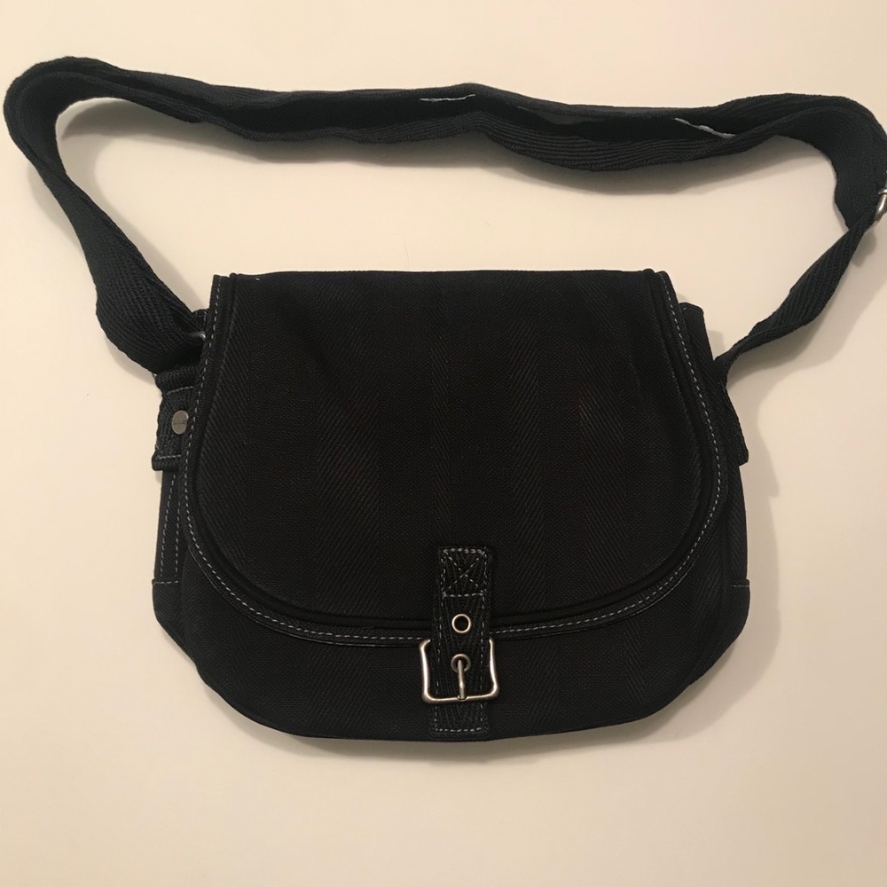 Thirty-One Free to be Crossbody in black